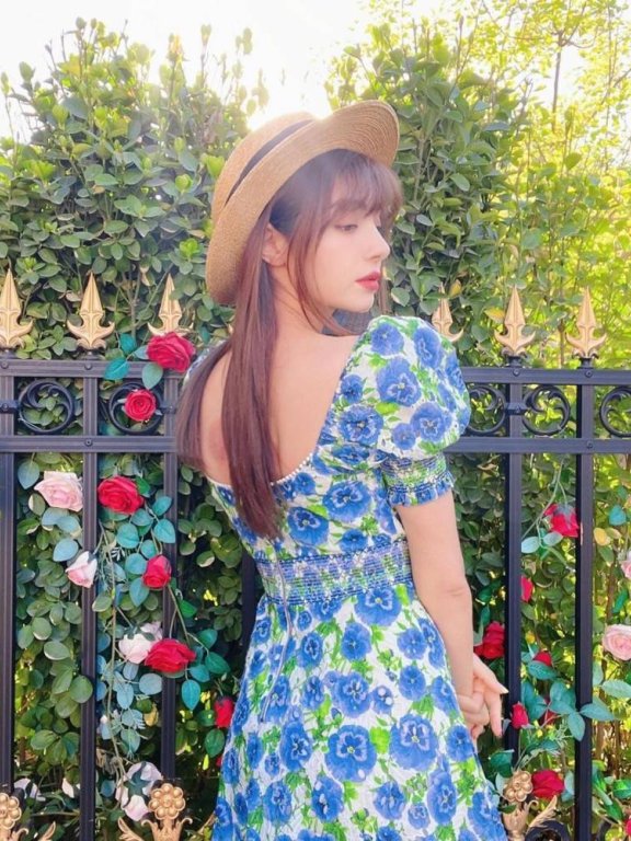 麦迪娜穿碎花小短裙还那么甜,跟小公主一样