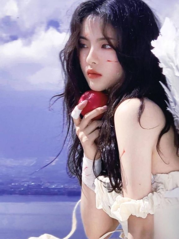 杨超越化浓妆穿淡黄色针织衫好甜,看着让人心动