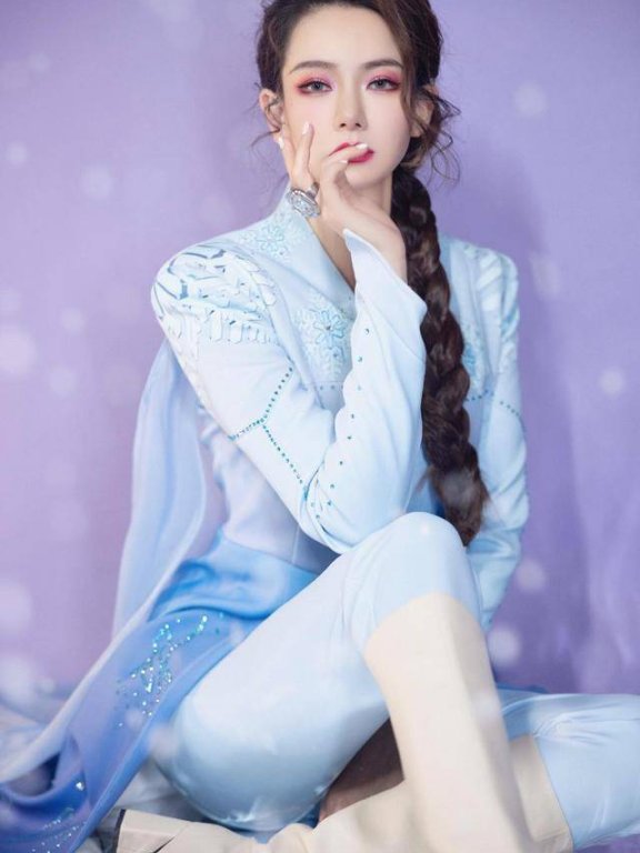 戚薇穿蓝色搭配清爽又飒气,妥妥的时髦精