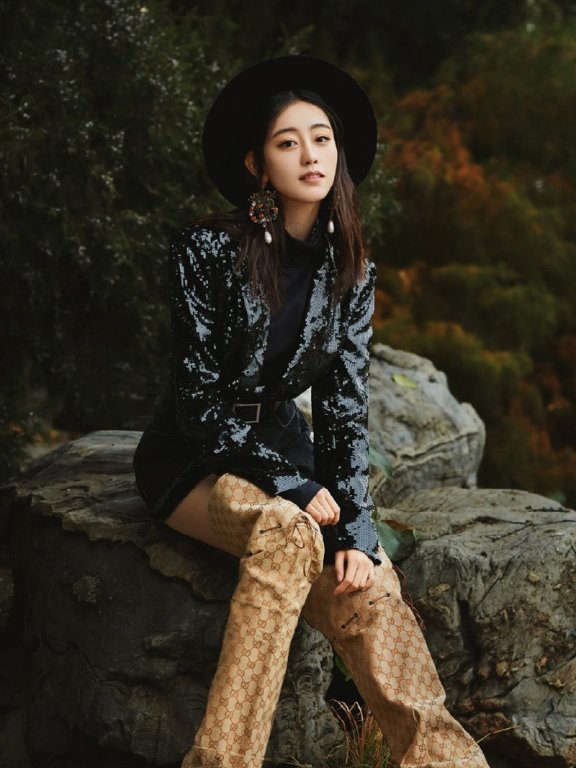 祝绪丹林间漫步展现少女灵动姿态时尚杂志写真