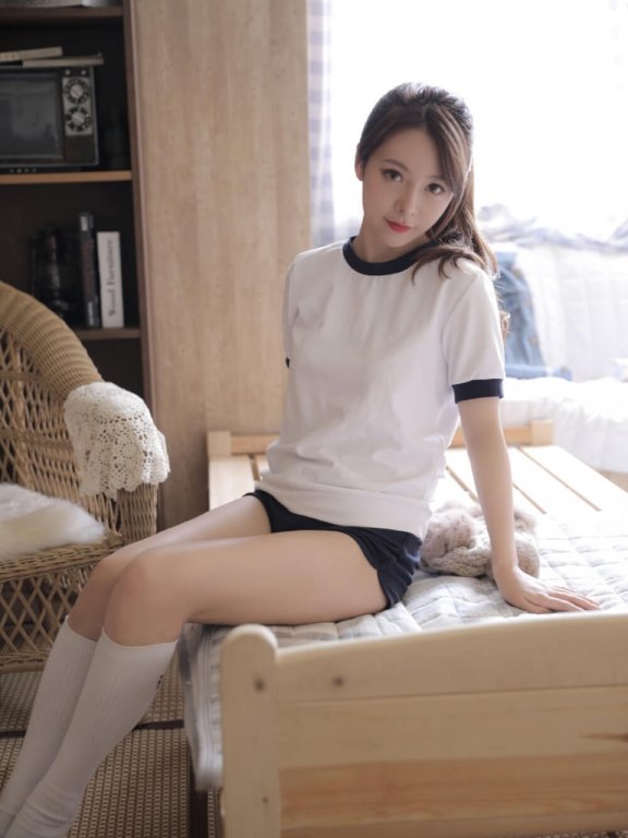 青春靓丽体操服美少女白丝美腿纤细笔直写真
