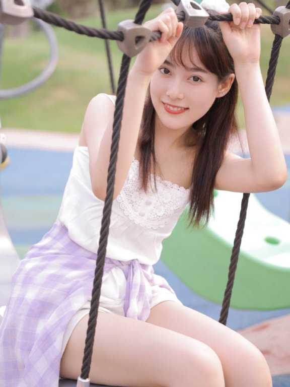 清纯美女吊带短裤香肩美腿甜美迷人街拍写真