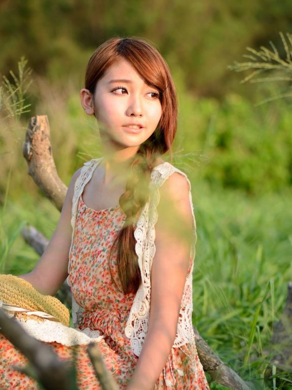 麻花辫美女碎花连衣裙甜美迷人户外写真