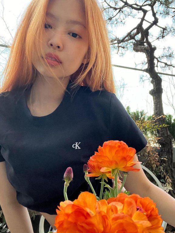 Jennie染了一头亮丽金桔橘发色,原来是为了致敬这部科幻电影!