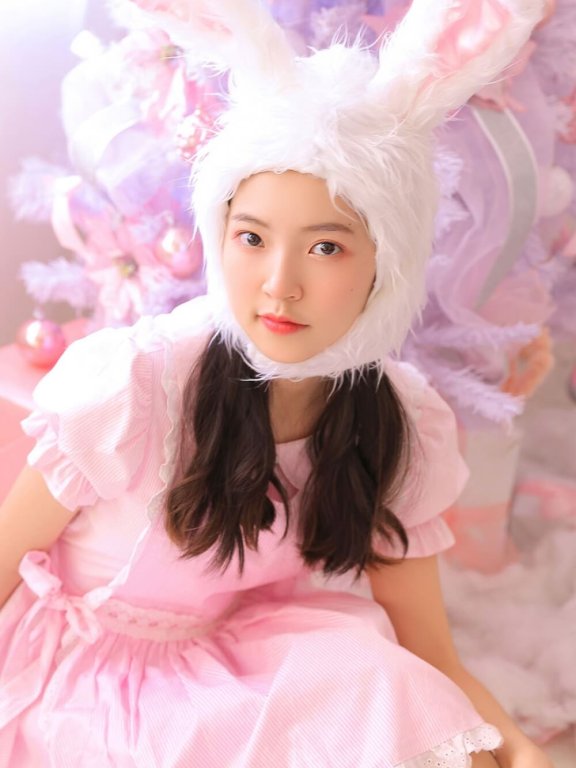 粉红兔女郎白皙大长腿俏皮可爱室内个人写真