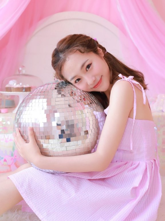 粉嫩美女吊带短裙香肩美腿甜美迷人私房图片写真