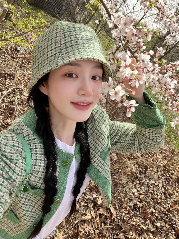 从发型到私服无一不添少女感,在IG拥有百万追随者的韩国演员李侑菲