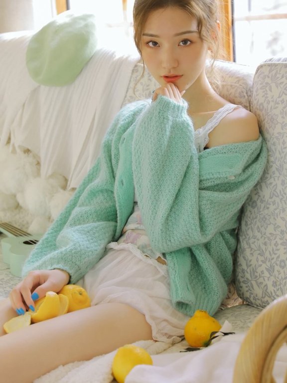 阳光下丸子头美少女白丝美腿白皙光滑图片