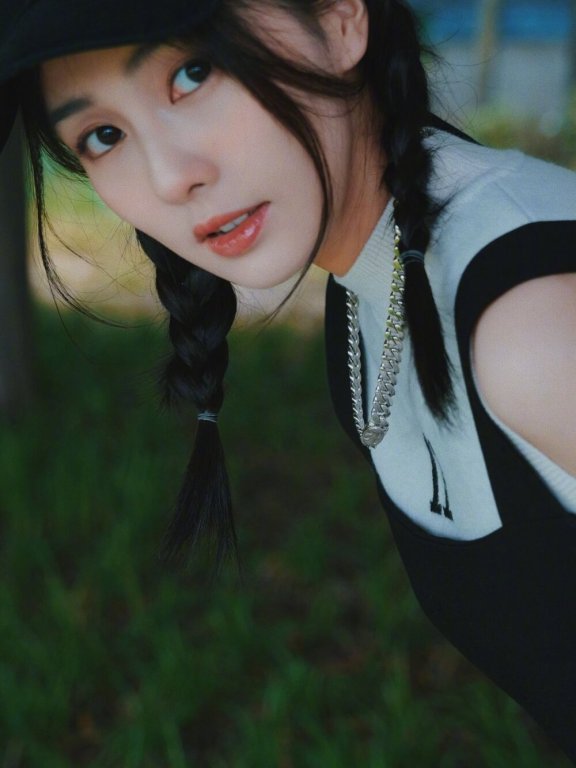 酷似白鹿的美女小姐姐麻花辫棒球帽户外写真