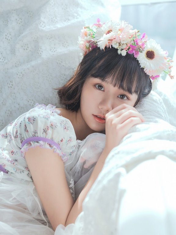 短发美女萝莉露脐装超短裤小蛮腰大长腿图片