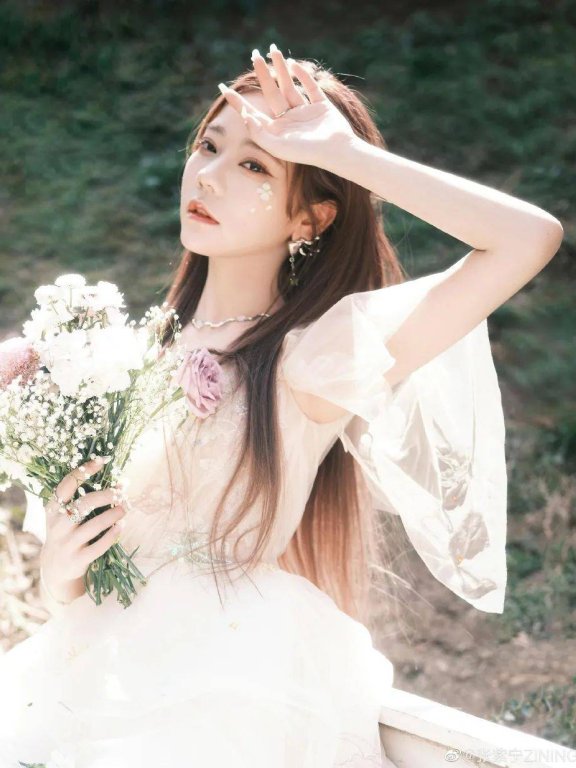 张紫宁婚纱美图大秀白皙香肩,魅力十足!