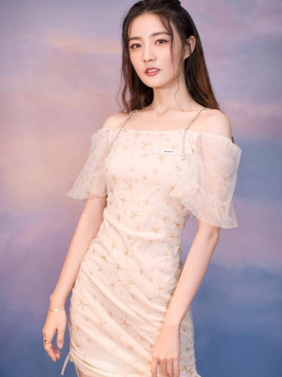 徐璐小短裙尽显少女范,香肩半露才诱惑