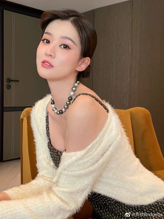 乔欣穿黑色吊带裙超惊艳!肤白貌美性感迷人