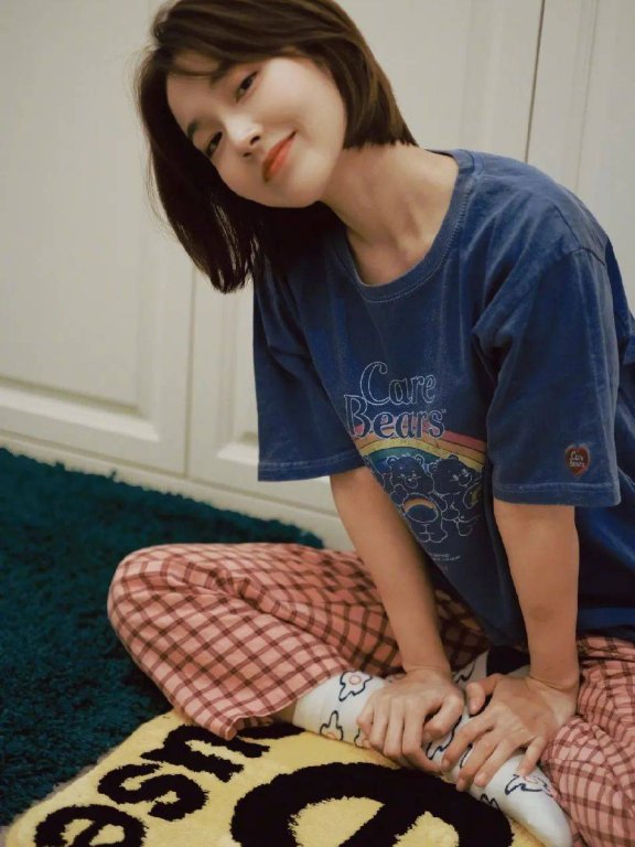 张佳宁居家写真超甜美,穿简单T恤和居家裤活力满满!