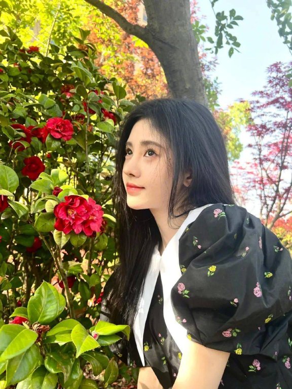 鞠婧祎春日花丛中超靓!娃娃领短裙明艳动人