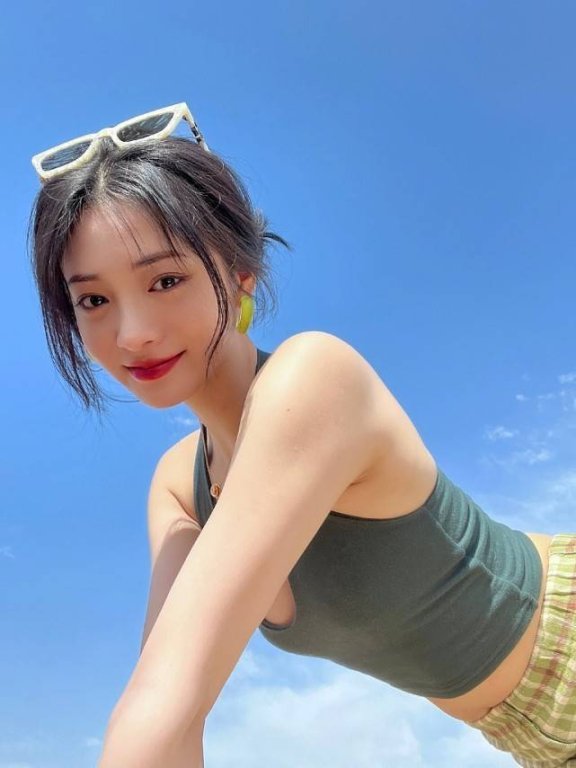 周洁琼的“蝴蝶肩”太美了,穿无肩背心外出野餐活力满满好少女
