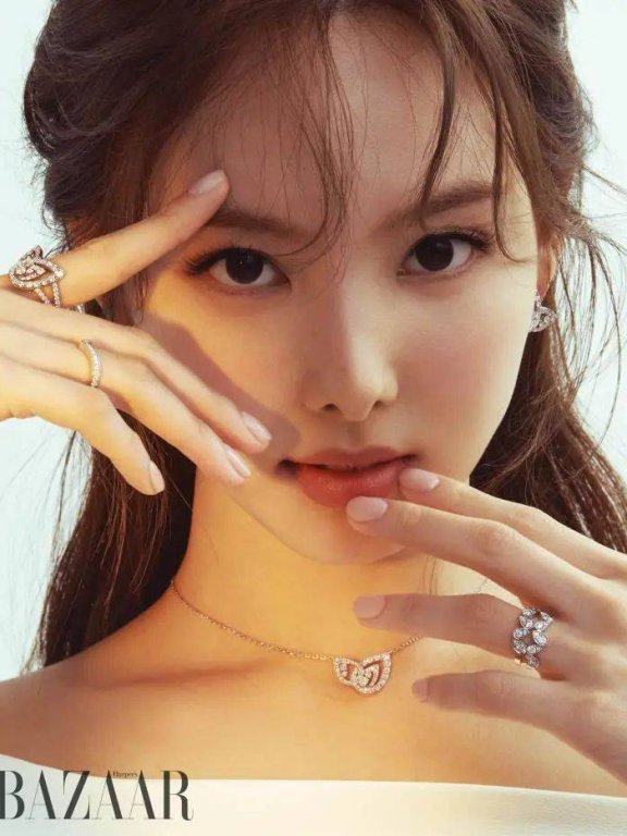 韩国女星林娜琏图片写真,大秀白皙的香肩明艳动人!