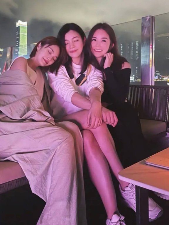 陈妍希同框阿sa杨丞琳稳居C位,穿基础款卫衣露腿少女感十足