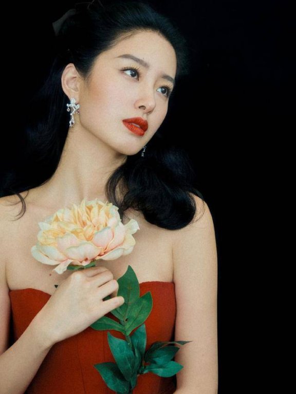 杨采钰穿复古抹胸红裙惹眼出众,这身段太美出了