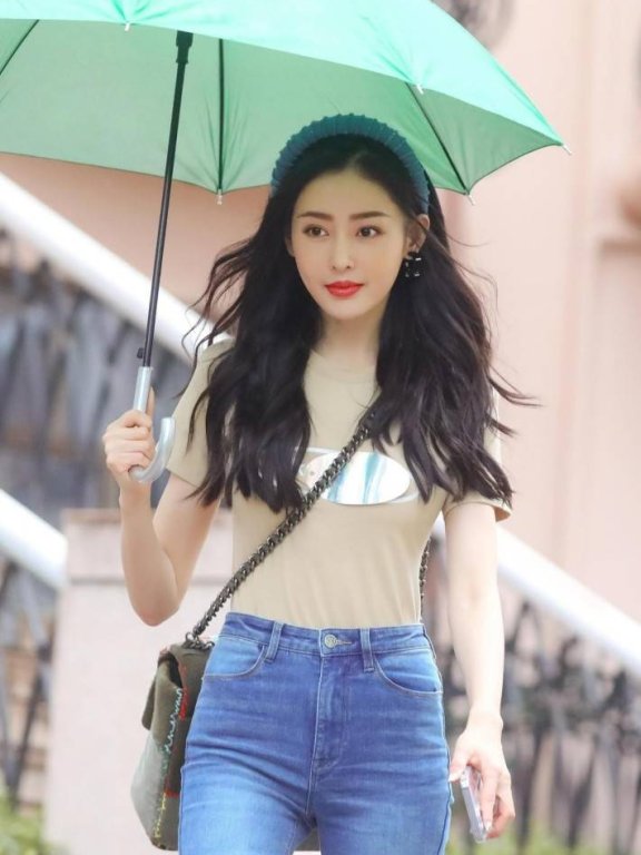 张天爱参加浪姐3私服造型舒服,看身材像18岁少女