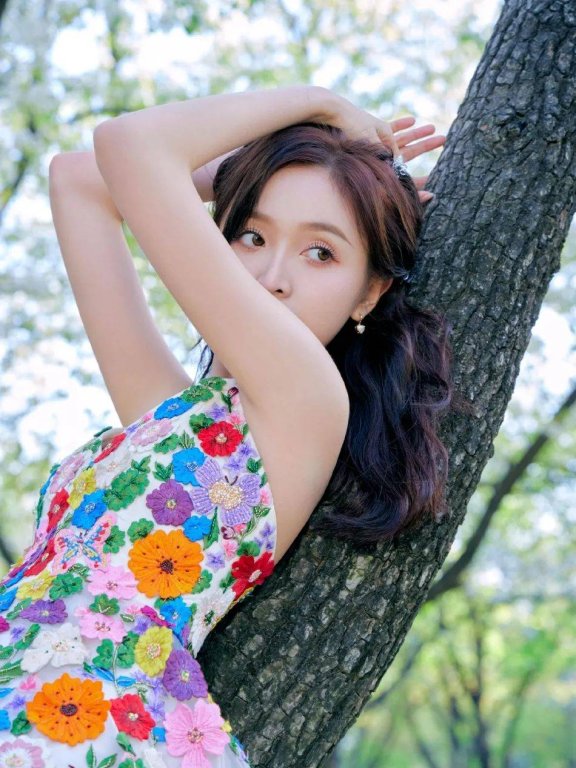 吴宣仪春日花仙子大片释出,繁花写真美若天仙!