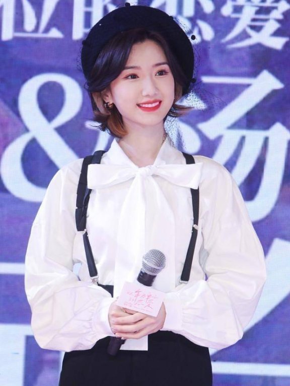 毛晓彤穿白衬衫配背带裤,中性打扮气质十足!
