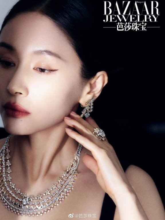 王子文穿吊带裙变身黑天鹅!肤白貌美太性感撩人
