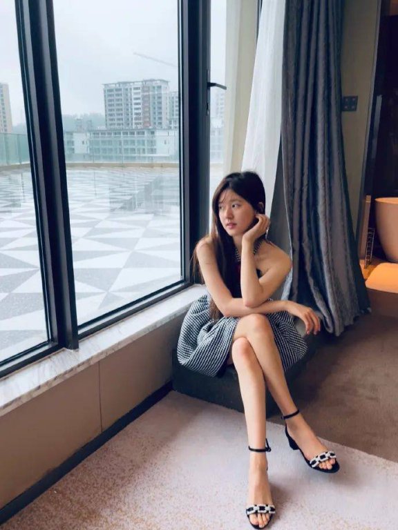 赵露思穿格纹裙露香肩美腿!冰肌玉骨太性感艳丽