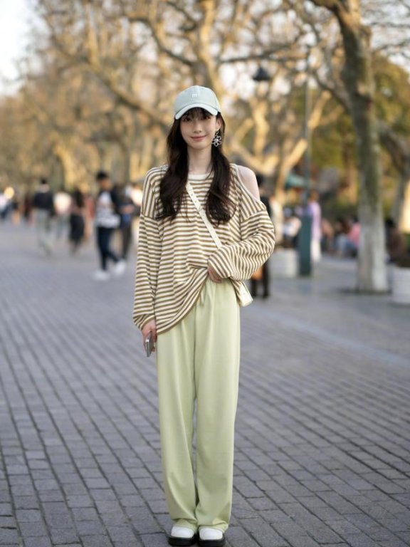 春夏换季怎么穿衣打扮，杭州美女街拍大方时髦，随便穿搭都能借鉴