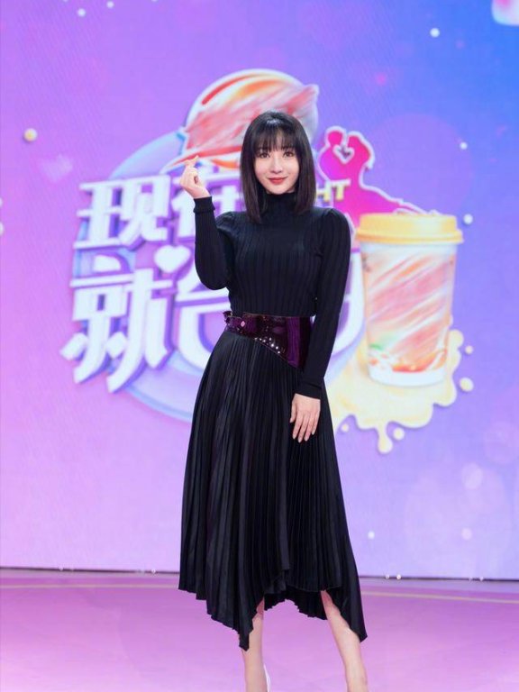 柳岩穿针织衫配丝绒裙优雅迷人,好身材都不用刻意秀