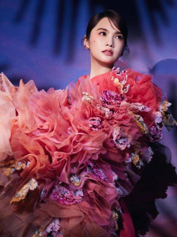 杨丞琳夸张红裙犹如花仙子,渐变色系提升造型品位