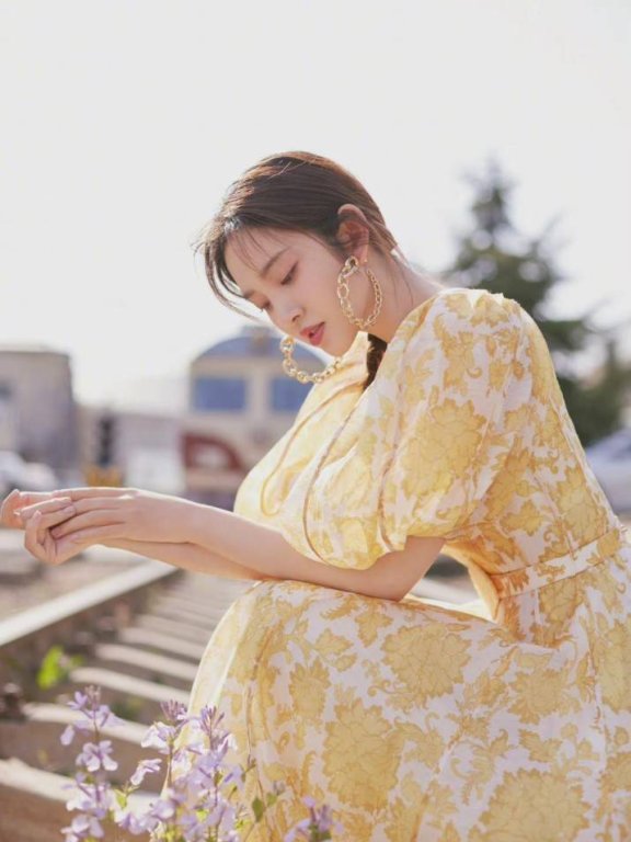 唐艺昕穿碎花裙梳马尾辫,打扮的和18岁小姑娘差不多