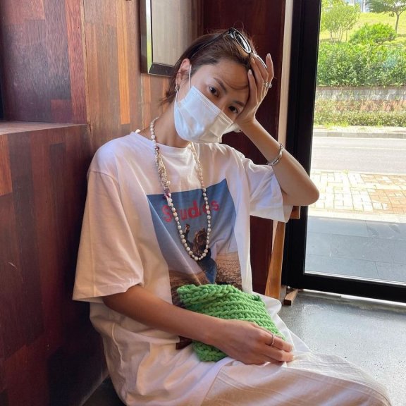 就喜欢这样的慵懒调调:迎接盛夏,日韩女生与欧美潮人都在拎编织包