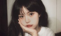 大黑狗叼来了奇怪的东西 小姑娘却坚持要留下它