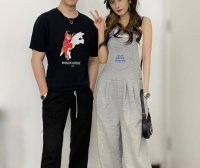 杨幂与朋友合照,穿背心配运动背带裤减龄时髦少女感十足