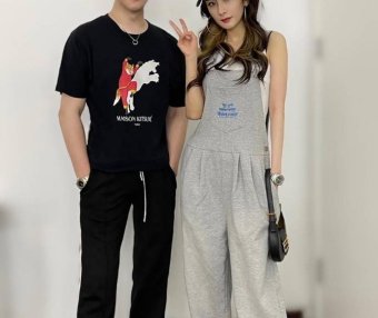 杨幂与朋友合照,穿背心配运动背带裤减龄时髦少女感十足