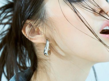 想和韩韶禧画出同款冷艳蓝色烟熏妆,先来一颗单色眼影