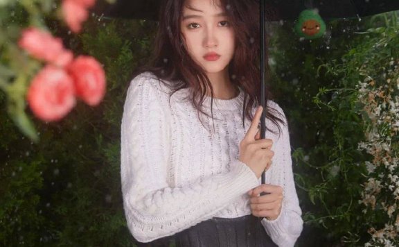 关晓彤写真大秀娇嫩香肩!一袭黑色吊带美艳绝伦