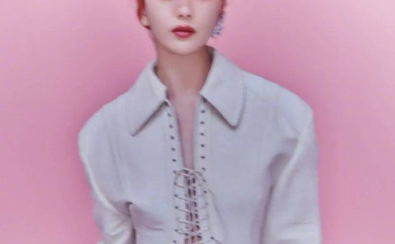 佟丽娅穿黑色抹胸秀超绝马甲线！肤白貌美性感艳丽