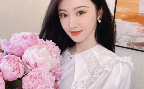 景甜长发披肩手捧鲜花超甜美!艳若桃李魅力不可小觑