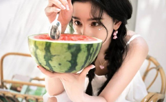 宋祖儿生日写真大秀香肩,双麻花辫美得让人心动!