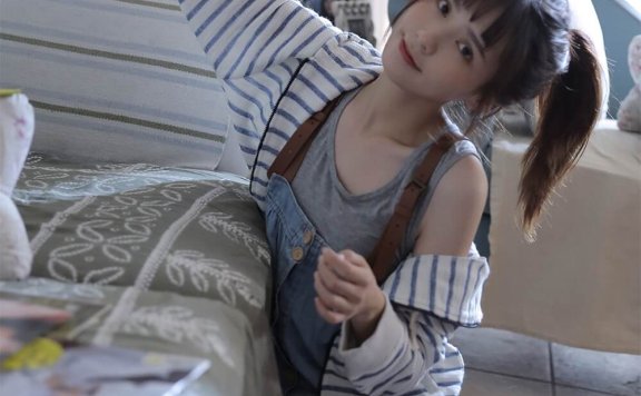 马尾辫美女牛仔背带裤青春活力室内个人写真