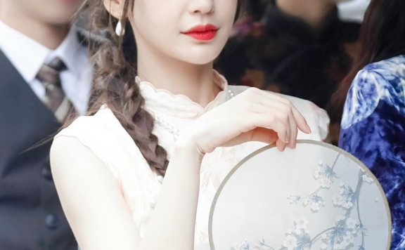 Angelababy萌探探探案上班路透 杨颖穿旗袍图片