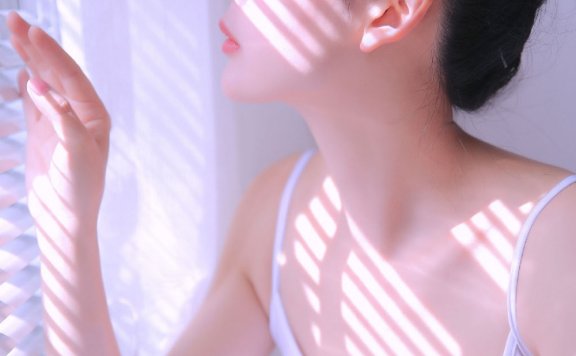阳光下的芭蕾舞美女白皙大长腿光滑柔嫩图片