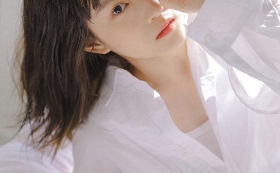 阳光下早安少女牛仔短裤白皙美腿私房图片写真