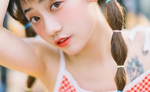 灯笼辫少女吊带格子裙俏皮可爱图片写真