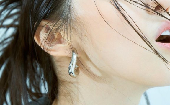 想和韩韶禧画出同款冷艳蓝色烟熏妆,先来一颗单色眼影