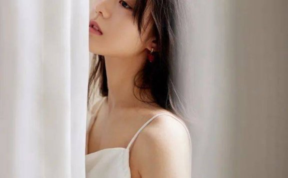 赵今麦穿白色吊带长裙大秀香肩!演绎少女文艺浪漫