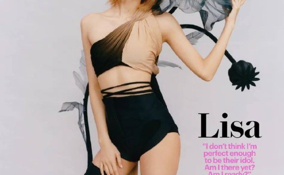 Lisa穿背心大秀小蛮腰!烈焰红唇火辣异常