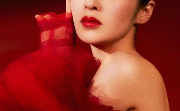 颖儿一袭抹胸红色长裙超美艳!冰肌玉骨太性感火辣